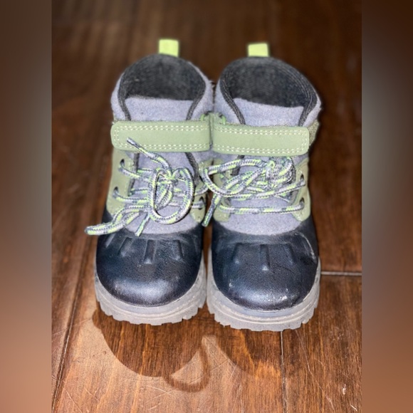 Used Pre-Owned Carter’s Kids Snow boots, Size 6. - Picture 6 of 6
